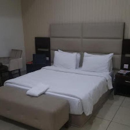 Room In Lodge - Full Moon Hotel Оверрі Екстер'єр фото