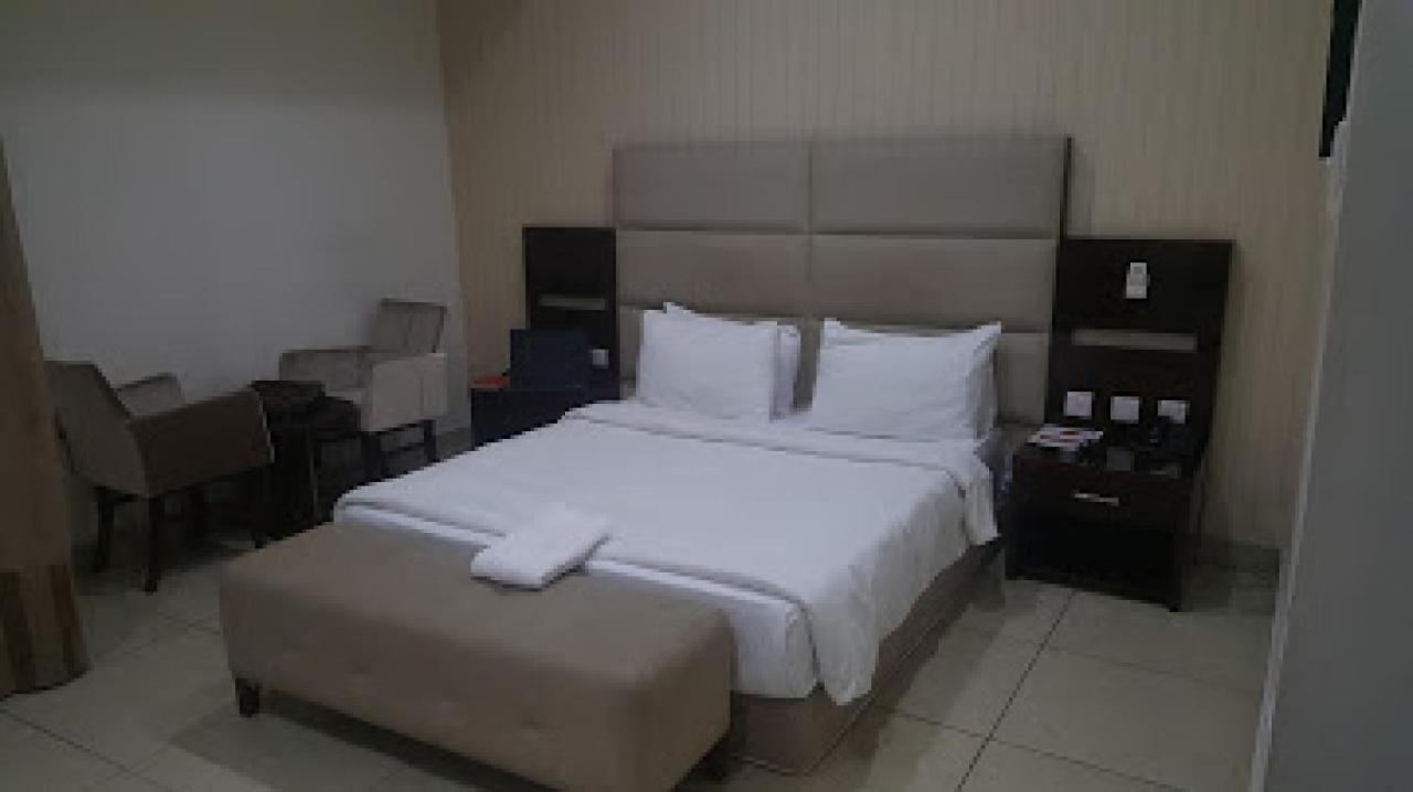 Room In Lodge - Full Moon Hotel Оверрі Екстер'єр фото